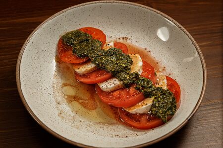 Капрезе с моцареллой, томатами и соусом песто