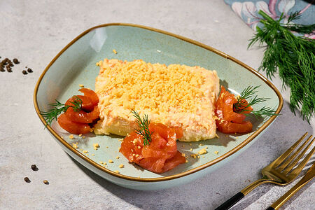 Салат «Мимоза» с копченой форелью