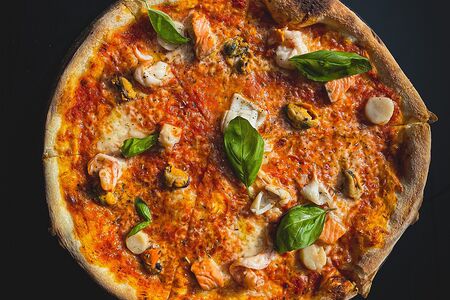 Пицца с морепродуктами и томатным соусом