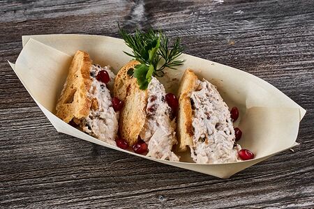 Салат с курицей, черносливом и грецким орехом