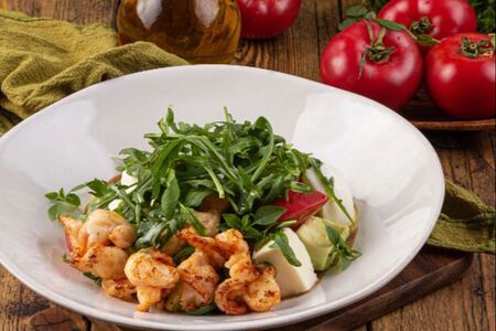 С креветками, авокадо и моцареллой