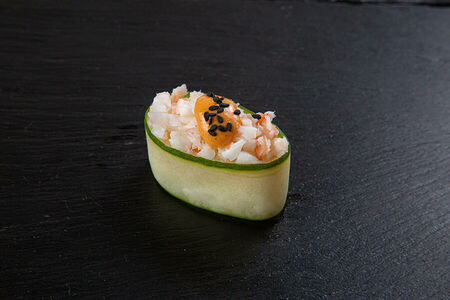 Креветка спайс в огурце суши