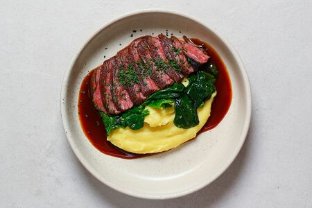 Стейк Мачете с картофельным пюре, шпинатом и соусом жу