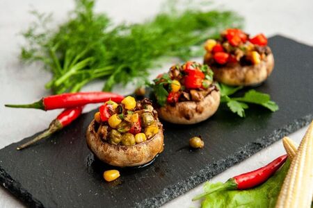Шампиньоны, фаршированные овощами
