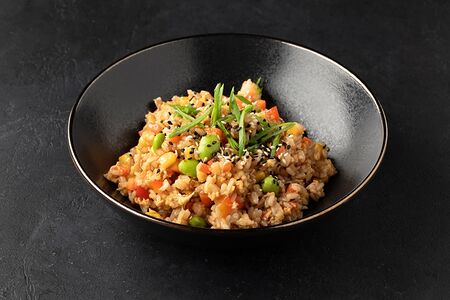 Жареный рис с овощами