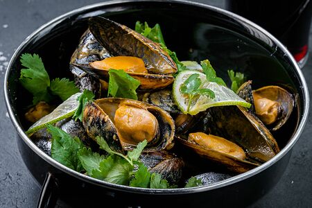 Мидии Том ям