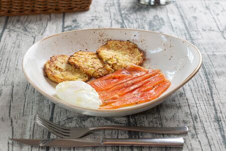 Оладьи из кабачков с соленой форелью