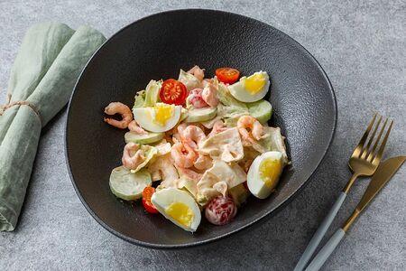Салат с креветками, помидорами черри и яйцом
