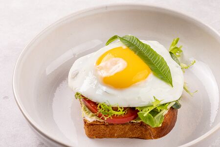 Бриошь с авокадо