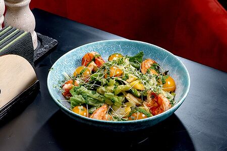 Салат с креветками, манго и авокадо