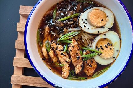 Рамен с курицей, шампиньонами, лапшой удон и яйцом