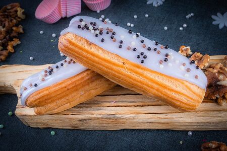 Эклер с ванильным кремом