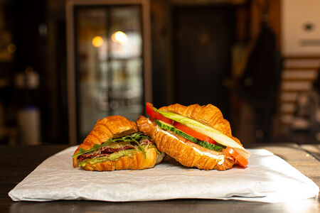 Круассан с авокадо и вялеными томатами