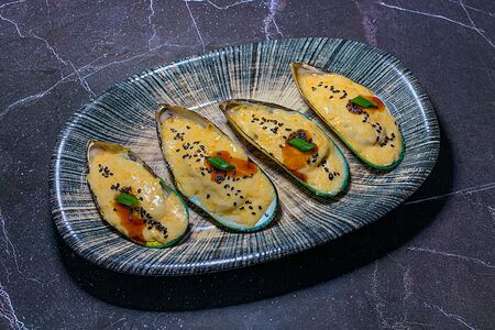 Запечённые мидии спайси