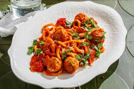 Паста с фрикадельками в томатном соусе