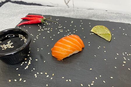 Суши с лососем