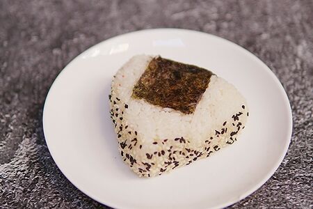 Онигири тунец