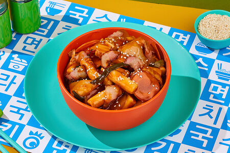 Токпокки с беконом и овощами в соусе барбекю