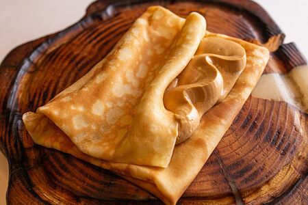 Блин с вареной сгущенкой, сливочным сыром и печеньем