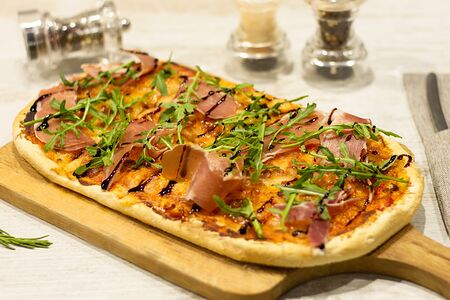 Пицца с пармской ветчиной
