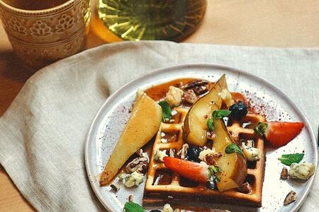 Вафля с грушей в соленой карамели и сыром дор-блю