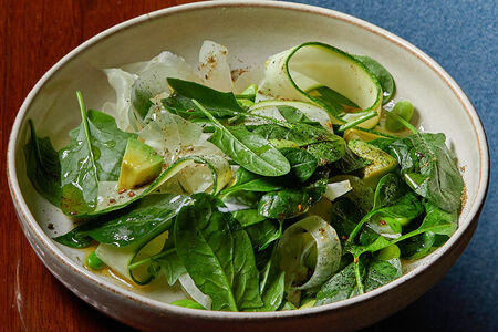 Зеленый салат с авокадо, фенхелем и соусом дзадзики