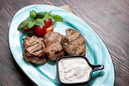 Медальоны из свинины с брусничным соусом