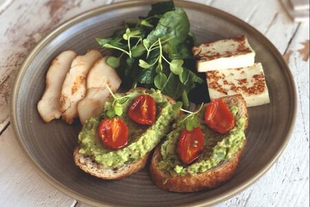 Тост на гречневом хлебе с авокадо и индейкой