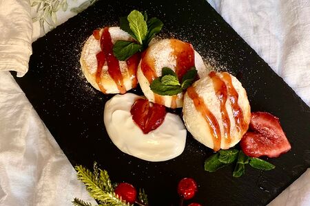 Сырники творожные со сметаной и клубничным джемом