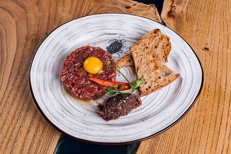 Тартар из говядины с трюфельным маслом