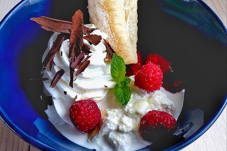 Домашняя страчателла с малиной и клубникой