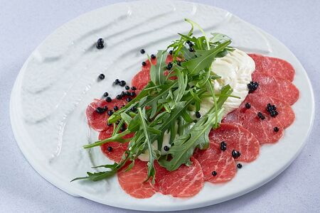 Карпаччо из говядины с рукколой и муссом из горгонзолы