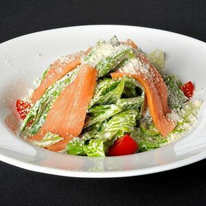 Салат Цезарь с лососем