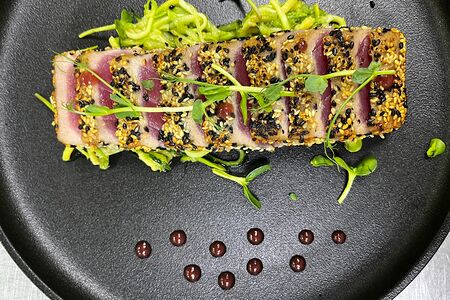 Стейк тунца с овощной сальсой