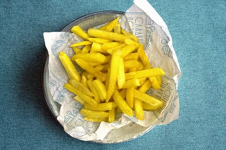 Картофель фри с сырным соусом