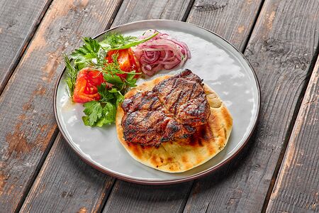 Стейк из cвинoй шей