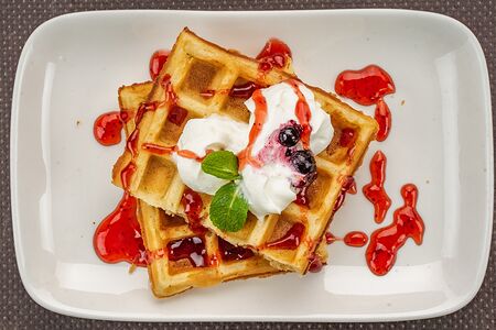 Вафли бельгийские со сливками и маршмэллоу