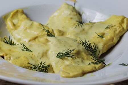 Немецкие пельмени маульташен с лососем и соусом карри