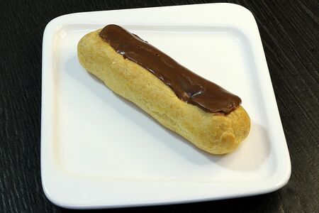 Эклер ванильный