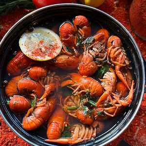 Раки, варённые в ароматном бульоне средне-крупные