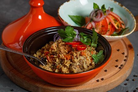 Плов, с салатом из свежих помидоров