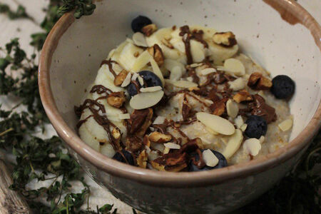 Овсяная с Нутеллой, пеканом, бананом и голубикой на миндальном молоке