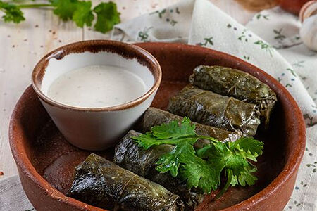 Долма в виноградных листьях