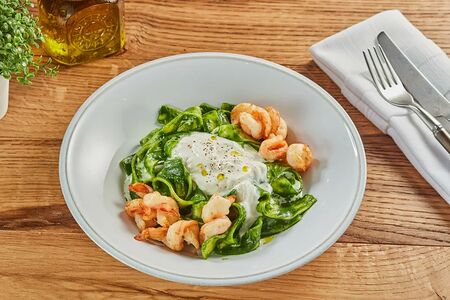 Паппарделле со шпинатом и креветками