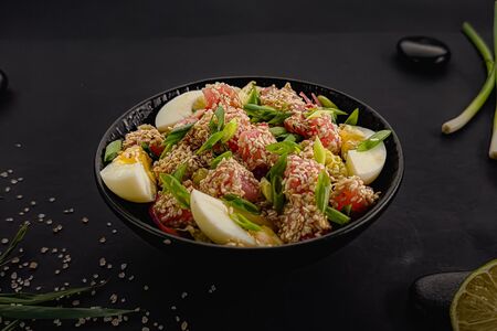 Салат с тунцом