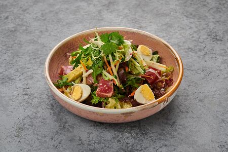 Салат с тунцом и авокадо в юдзу-мисо соусе