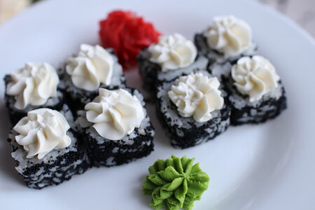 Сложный ролл Филадельфия в тобике