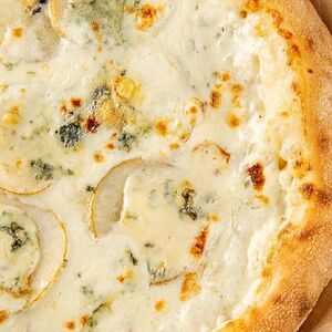 Пицца с грушей и горгонзолой