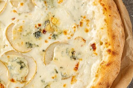 Пицца с грушей и горгонзолой