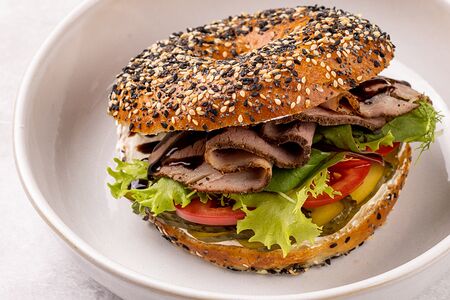 Бейгл с пастрами